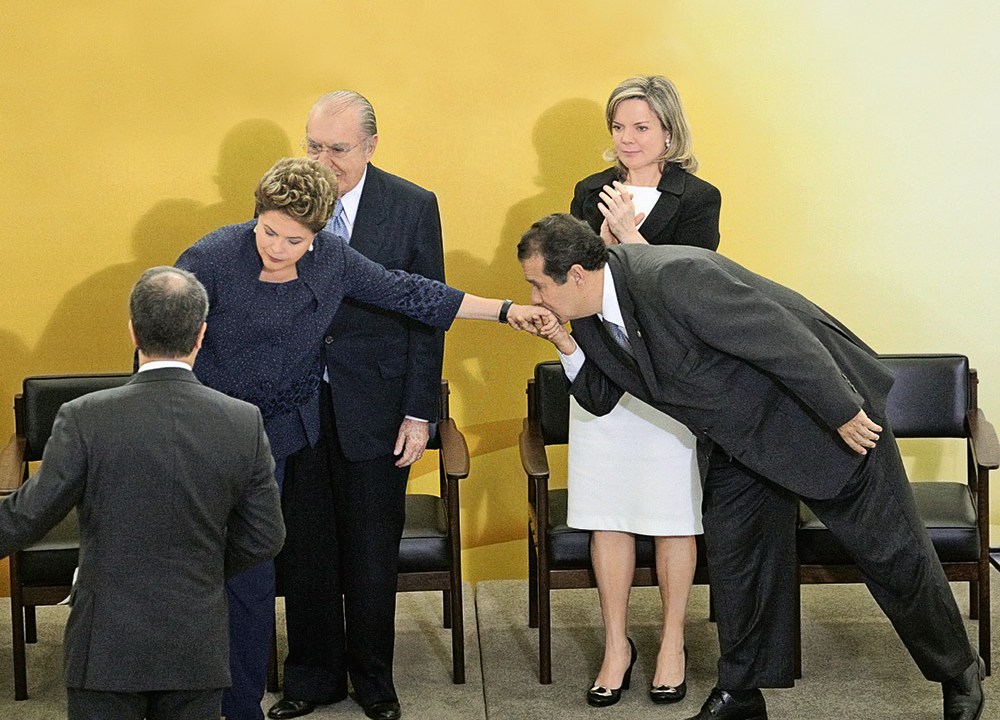 A FAXINEIRA - Dilma viu sua popularidade crescer quando demitiu do governo ministros corruptos. Depois, chamou-os de volta
