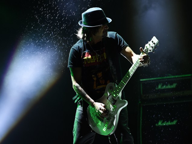 Sem o líder Lemmy Kilmister, integrantes da banda Motörhead se apresentam com o Sepultura no Monsters of Rock 2015