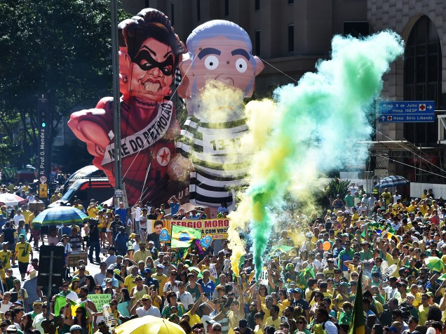 Manifestantes contra o governo da presidente Dilma Rousseff (PT) concentram-se na avenida Paulista para acompanhar a votação do processo de impeachment- 17/04/2016
