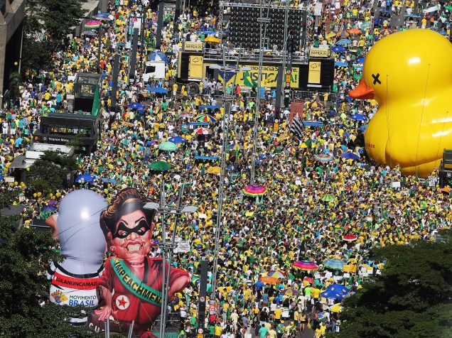 Manifestantes favoráveis ao impeachment da presidente Dilma Rousseff se concentram na Avenida Paulista. O pedido de impeachment da oposição contra a presidente passa pela votação dos deputados em sessão marcada para esta tarde na Câmara - 17/04/2016