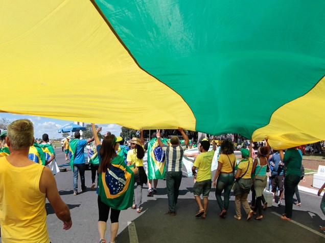 Manifestantes levantam bandeira verde e amarela como forma de protesto a favor do Impeachment contra presidente Dilma Rousseff - 17/04/2016