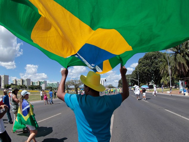 Manifestantes se reúnem na frente do Congresso Nacional, em Brasília, para apoiar deputados que votam hoje a favor do Impeachment da Presidente Dilma Rousseff - 17/04/2016