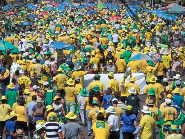 De um lado do muro, manifestantes marcham e protestam em apoio aos deputados que votarão a favor do Impeachment, em Brasília
