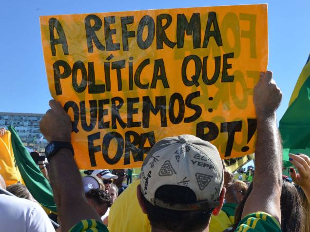 Integrantes do Movimento Brasil Livre (MBL), que seguiram à pé de São Paulo em 33 dias na marcha, seguem em passeata pela Esplanada dos Ministérios e depois se concentram diante do Congresso Nacional, em Brasília
