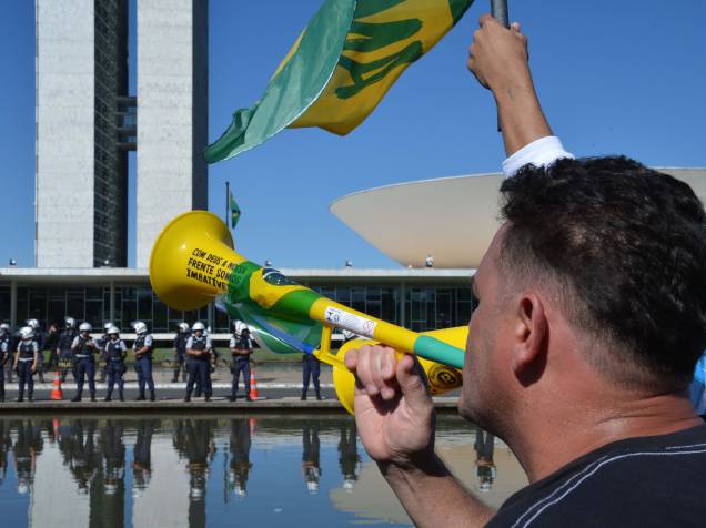 Integrantes do Movimento Brasil Livre (MBL), que seguiram à pé de São Paulo em 33 dias na marcha, seguem em passeata pela Esplanada dos Ministérios e depois se concentram diante do Congresso Nacional, em Brasília
