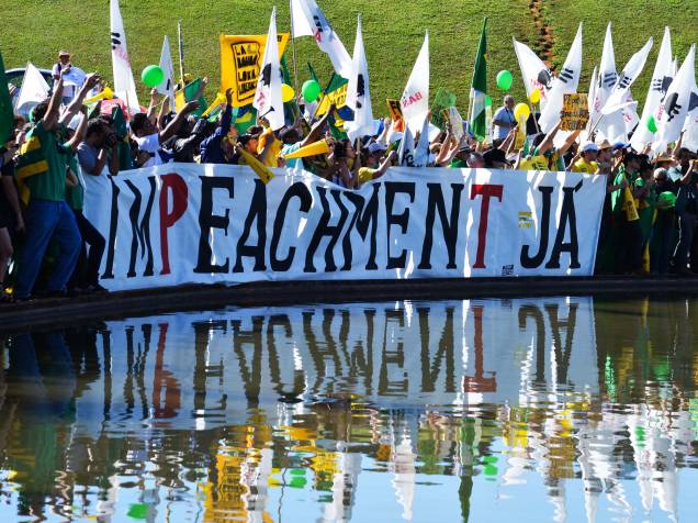 Integrantes do Movimento Brasil Livre (MBL) exibem uma faixa gigante pedindo o impeachment da presidente Dilma Rousseff durante protesto realizado diante do prédio do Congresso Nacional, em Brasília, na tarde desta quarta-feira (27)