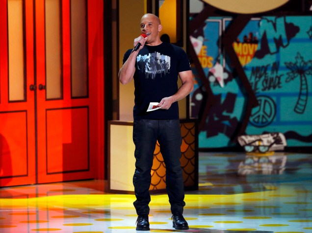 O ator Vin Diesel entregou um dos prêmios durante a cerimônia do MTV Movie Awards 2015, em Los Angeles, Califórnia
