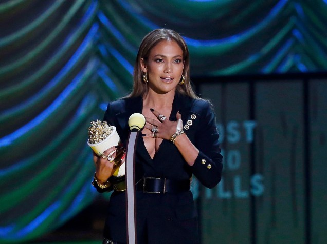 Jennifer Lopez recebe prêmio de Atuação Mais Assustadora, por O Garoto da Casa ao Lado, durante o MTV Movie Awards 2015, em Los Angeles, Califónia