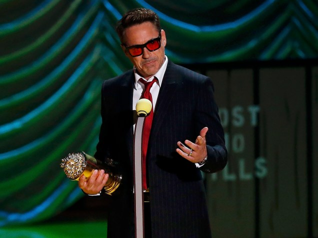 Robert Downey Jr. recebe o prêmio Geração MTV de seus colegas do elenco de Os Vingadores: Era de UltroN no Movie Awards 2015