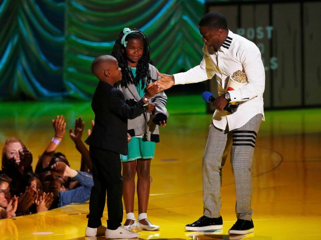 Kevin Hart recebe o prêmio "Gênio da comédia" junto a seus filhos durante a cerimônia do MTV Movie Awards, em Los Angeles, Califórnia