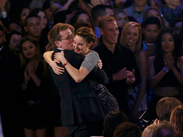 O escritor John Green abraça a atriz Shailene Woodley, comemorando a vitória de A Culpa é das Estrelas na categoria Filme do Ano durante o MTV Movie Awards 2015