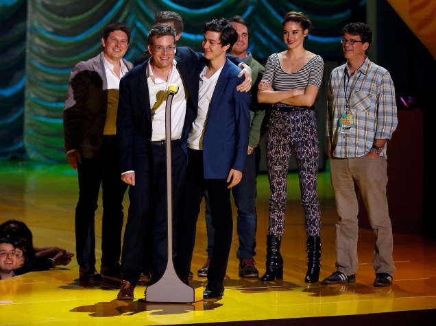 O escritor Jonh Green se reúne com o elenco de A Culpa é das Estrelas para receber o prêmio de Filme do Ano, durante a cerimônia do MTV Movie Awards 2015 em Los Angeles, Califórnia