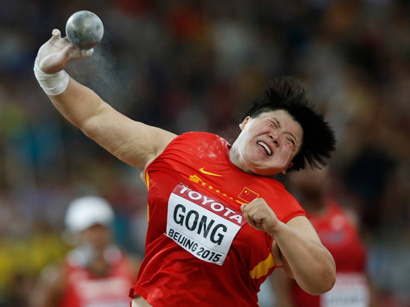 Gong Lijiao durante competição feminina de arremesso de peso