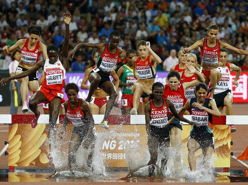 Atletas durante os 3000 metros com obstáculos