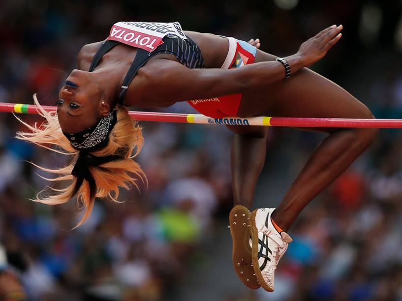 Priscilla Frederick durante salto com vara em Pequim