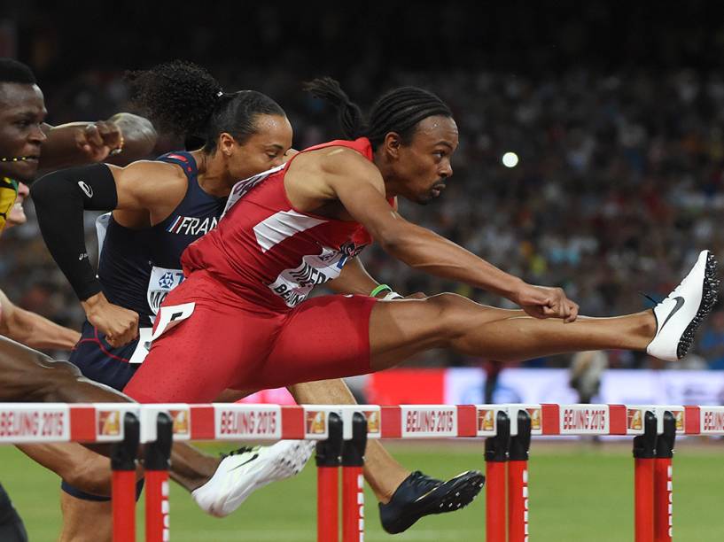 Competição de salto com vara masculino