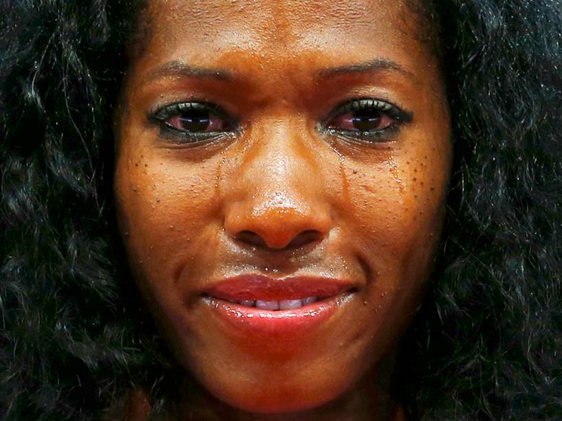 A cubana Yarisley Silva chora ao receber a medalha de ouro no salto com vara