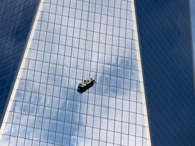 Um andaime com funcionários da limpeza ficou pendurado no One World Trade Center, em Nova York. Uma janela do edifício, recém-inaugurado, teve de ser quebrada para realização do resgate - 12/11/2014