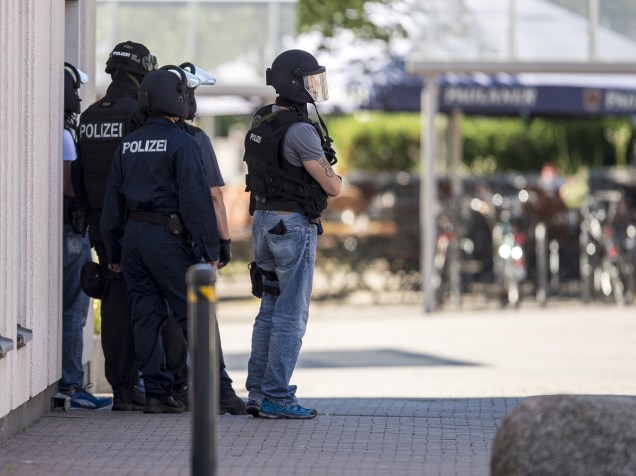 Policiais fortemente armados realizam operação em um complexo que abriga um cinema, após ataque de um homem armado em Viernheim, na Alemanha - 23/06/2016