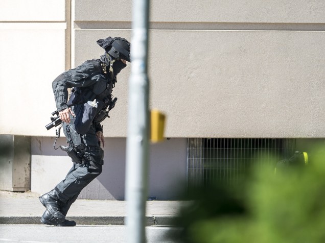 Policiais fortemente armados realizam operação em um complexo que abriga um cinema, após ataque de um homem armado em Viernheim, na Alemanha - 23/06/2016