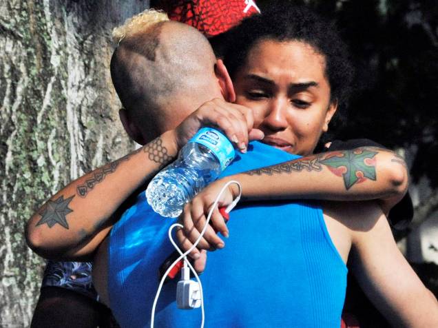 Amigos e familiares das vítimas do tiroteio na boate Pulse, em Orlando, na Flórida (EUA), se abraçam - 12/06/2016