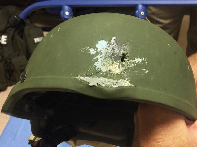 Na troca de tiros com o atirador,que foi morto, uma bala disparada atingiu o capacete modelo Kevlar, de um policial