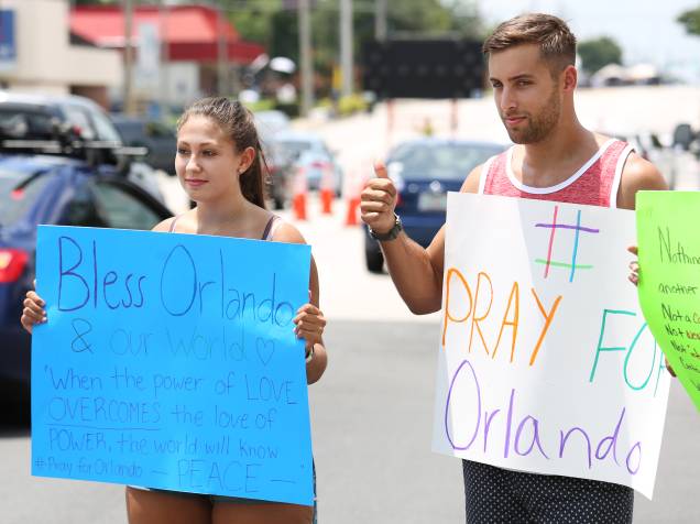 Homenagens às vítimas do massacre na boate Pulse, são feitas próximo ao Centro Medico Regional de Orlando (EUA) - 12/06/2016