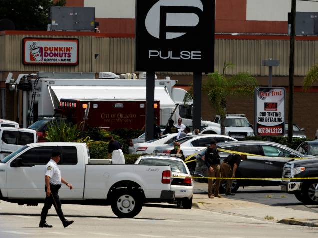 Polícia investiga a cena do atentado a tiros na boate Pulse em Orlando, na Flórida - 12/06/2016