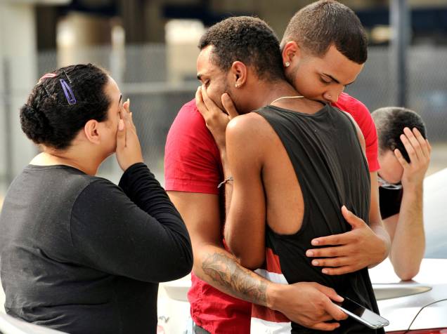 Amigos e familiares se abraçam do lado fora da Sede da Polícia de Orlando após ataque a tiros na boate Pulse - 12/06/2016