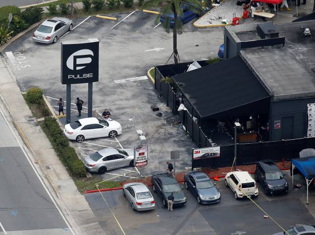 Policiais investigam as proximidades da boate Pulse alvo do atirador Omar Mateen que matou pelo menos 49 pessoas e feriu outras 53 em Orlando, Flórida - 12/06/2016