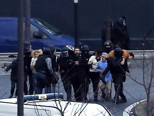 Forças especiais da polícia francesa retiraram reféns após matarem o terrorista Amedy Coulibaly que invadiu um mercado em Porte de Vincennes, leste de Paris