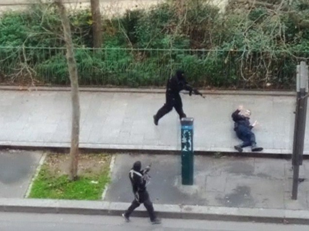 Frame de vídeo mostra o momento em que o policial Ahmed Meraber, francês de origem argelina, é executado pelos terroristas em frente à redação do Charlie Hebdo