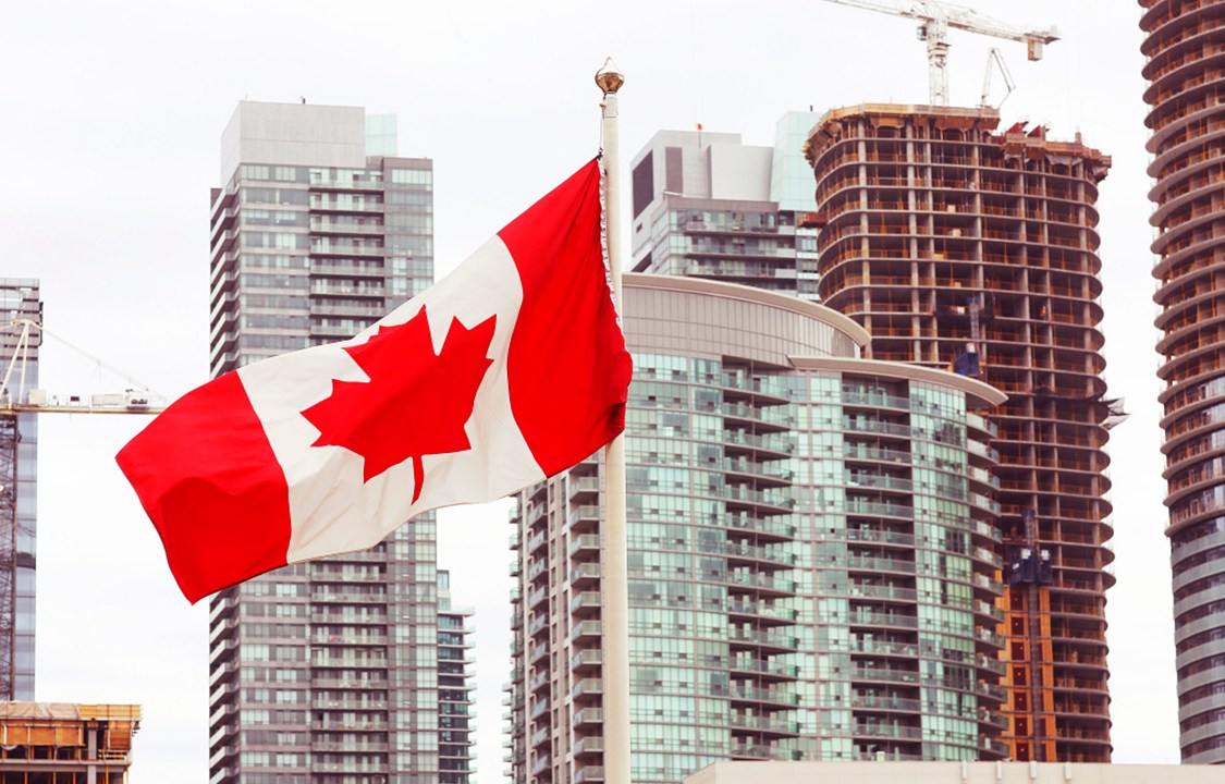 Bandeira do Canadá em meio aos edifícios em Vancouver