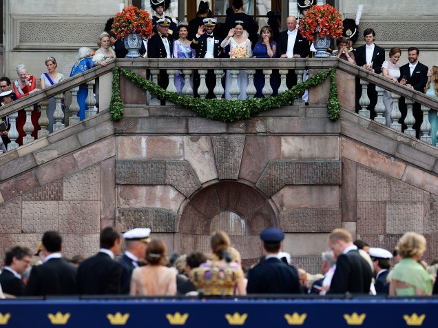 Príncipe sueco Carl Philip e a sua esposa, a princesa Sofia Hellqvist saúdam a multidão na sacada do Palácio de Estocolmo