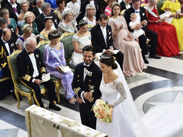 Príncipe sueco Carl Philip e a ex-modelo Sofia Hellqvist se casam na Capela Real do Palácio de Estocolmo