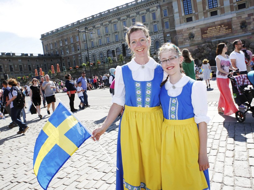 Mulheres vestidas com as cores da bandeira da Suécia acompanham o casamento do príncipe Carl Philip com a ex-modelo Sofia Hellqvist em Estocolmo