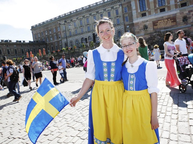 Mulheres vestidas com as cores da bandeira da Suécia acompanham o casamento do príncipe Carl Philip com a ex-modelo Sofia Hellqvist em Estocolmo Mulheres vestidas com as cores da bandeira da Suécia acompanham o casamento do príncipe Carl Philip com a ex-modelo Sofia Hellqvist em Estocolmo