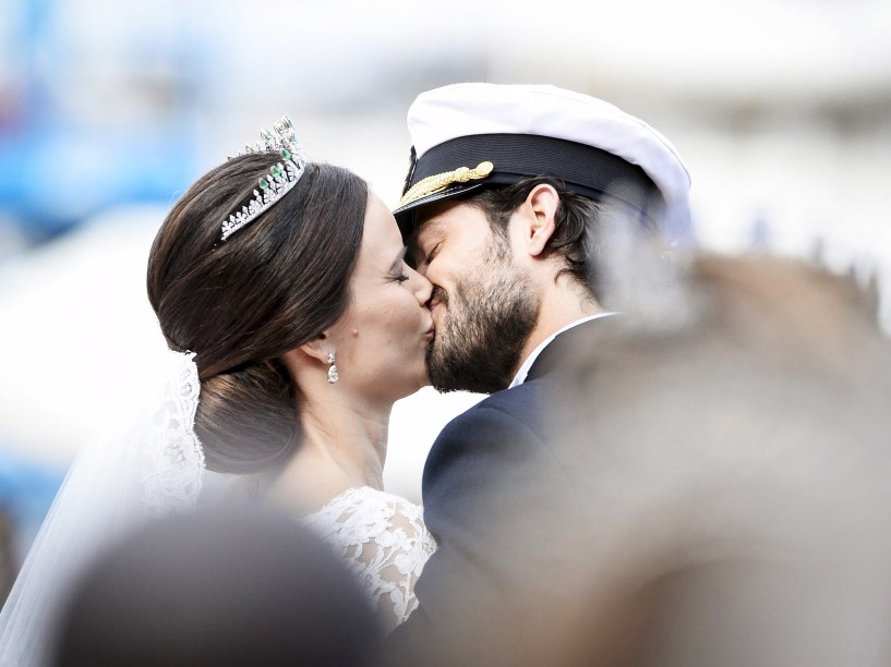 O príncipe sueco Carl Philip beija sua esposa, a ex-modelo Sofia Hellqvist, após a cerimônia de casamento