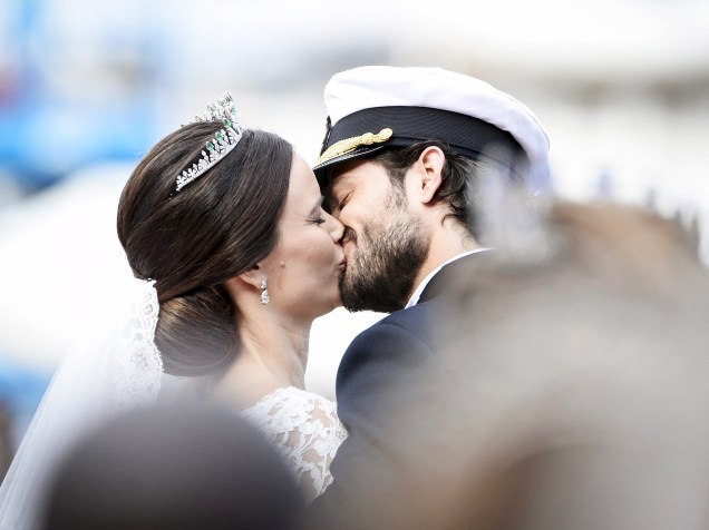 O príncipe sueco Carl Philip beija sua esposa, a ex-modelo Sofia Hellqvist, após a cerimônia de casamento O príncipe sueco Carl Philip beija sua esposa, a ex-modelo Sofia Hellqvist, após a cerimônia de casamento