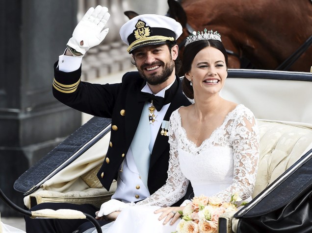 Príncipe sueco Carl Philip e Sofia Hellqvist desfilam após se casarem na Capela Real do Palácio de Estocolmo