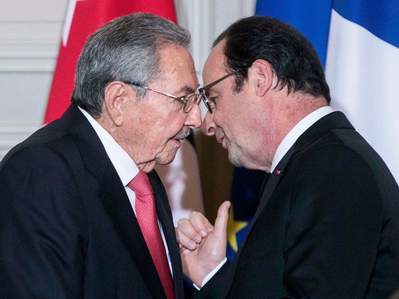 Ditador cubano Raul Castro e o presidente francês François Hollande participam da cerimônia de assinatura de acordos no Palácio do Eliseu, após reunião em Paris, na França - 01/02/2016