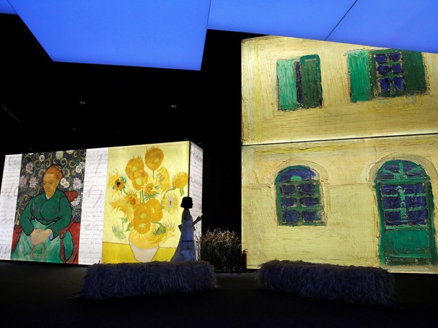 Visitante observa a exposição  Meet Vincent Van Gogh (Conheça Vincent Van Gogh), que conta a vida e a obra do pintor holandês, em Pequim, na China - 15/06/2016