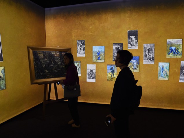 Visitantes caminham durante a exposição  Meet Vincent Van Gogh (Conheça Vincent Van Gogh), que conta a vida e a obra do pintor holandês,  em Pequim, na China - 16/06/2016