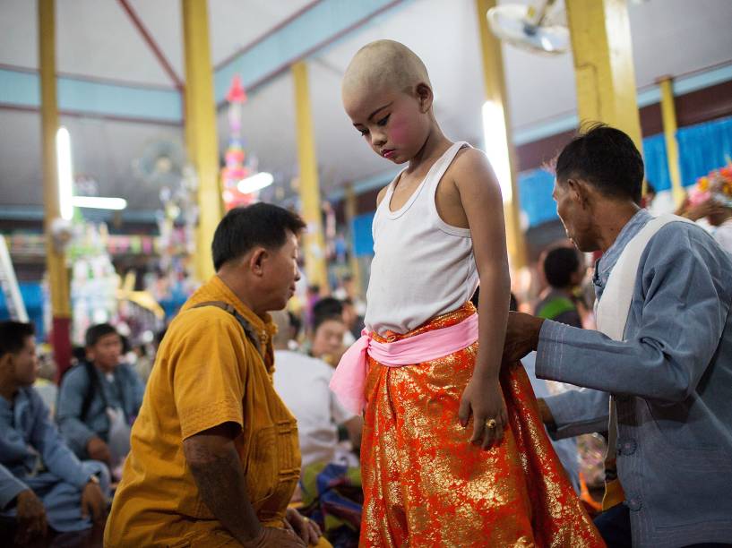 Os meninos com idade entre 7 e 14 anos são ordenados como noviços para aprender as doutrinas budistas
