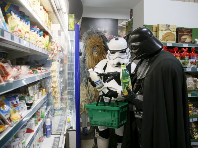 Ucraniano mudou seu nome para Darth Mykolaiovych Vader e anda vestido como o personagem da famosa saga Star Wars, vai ao supermercado acompanhado de pessoas vestidas como Chewbacca e um Stormtrooper na cidade portuária de Odessa, na Ucrânia