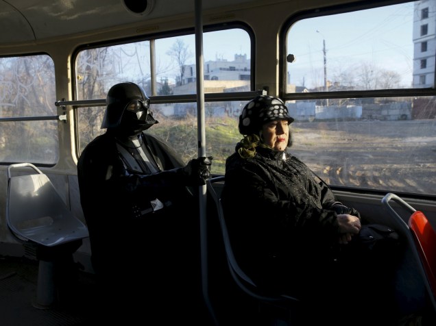 O ucraniano Darth Mykolaiovych Vader em um trem em Odessa, na Ucrânia. O lorde sith se tornou um personagem comum na cida de Odessa, tendo inclusive já se candidatado para a prefeitura