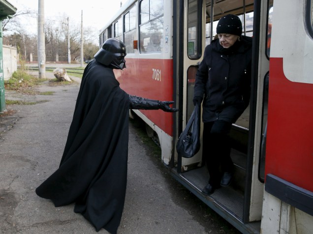 Darth Mykolaiovych Vader ajuda uma mulher a descer de um trem em Odessa, Ucrânia