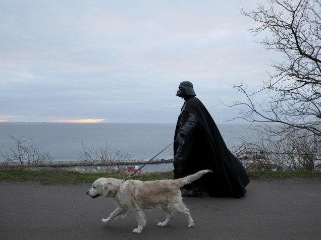 Darth Mykolaiovych Vader, ucraniano que se veste de Darth Vader tendo inclusive adotado o nome do Sith, passeia com seu cachorro em um parque em Odessa