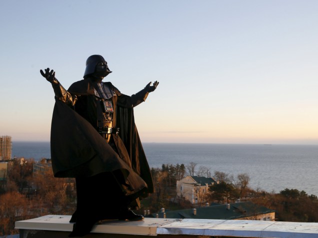 O ucraniano Darth Mykolaiovych Vader posa durante o nascer do sol. O lorde sith se tornou um personagem comum na cida de Odessa, tendo inclusive já se candidatado para a prefeitura