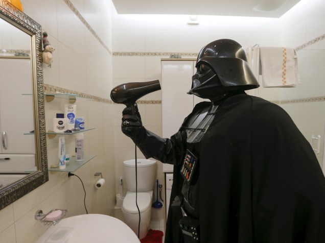 O Darth Vader ucraniano tenta escovar os dentes no banheiro de seu apartamento em Odessa, Ucrânia